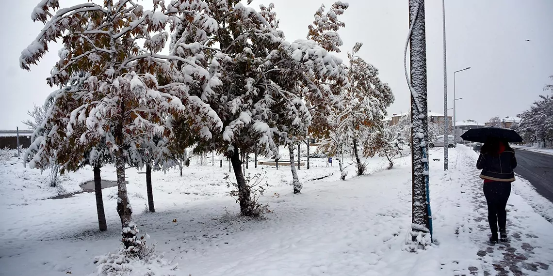 Bitlis'te kar yağışı; kar kalınlığı 30 santimetre oldu