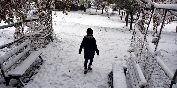 Bitlis'te kar yağışı; kar kalınlığı 30 santimetre oldu