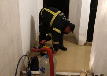 Burdur'da kuvvetli yağış; apartmanın istinat duvarı yıkıldı
