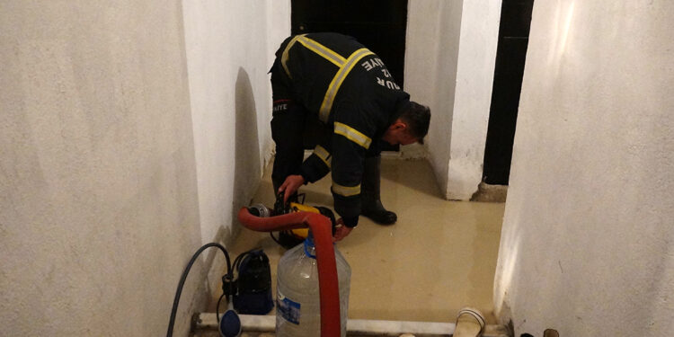 Burdur'da kuvvetli yağış; apartmanın istinat duvarı yıkıldı