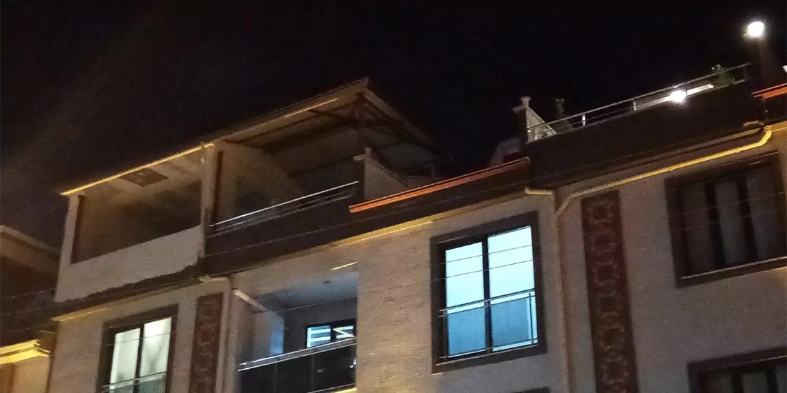 İnegöl'de bir binanın çatısı 100 metre ileriye uçtu 