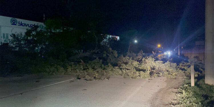 İnegöl'de bir binanın çatısı 100 metre ileriye uçtu 