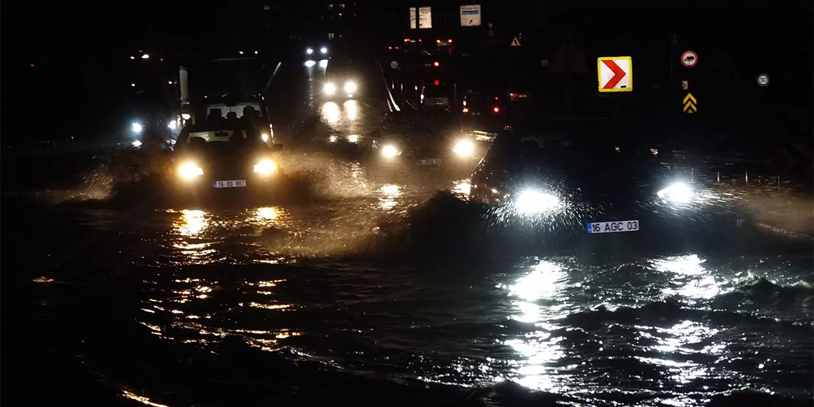 Bursada saganak cadde ve sokaklar suyla doldu 9822 dhaphoto1 - öne çıkan - haberton