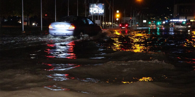 Bursa'da sağanak; sürücüler zor anlar yaşadı