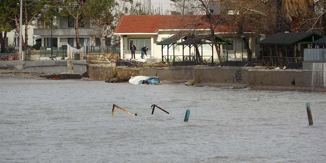 Çanakkale’de gece boyunca etkili olan fırtına ve sağanak yağmur hayatı olumsuz etkiledi. Fırtına nedeniyle Dardanos mevkinde bağlı bulunan 3 balıkçı teknesi battı, birçok iskele yıkıldı.