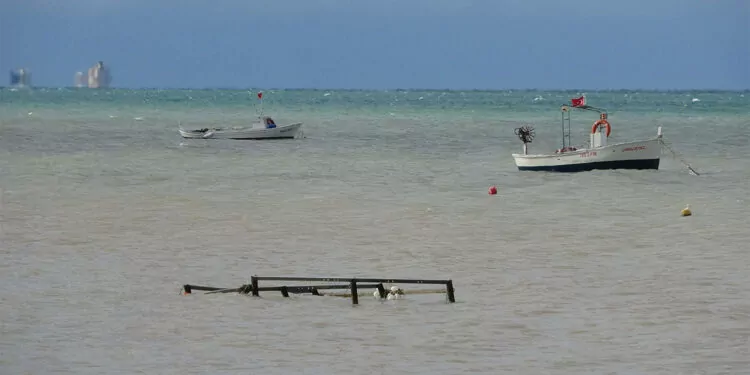 Çanakkale’de gece boyunca etkili olan fırtına ve sağanak yağmur hayatı olumsuz etkiledi. Fırtına nedeniyle dardanos mevkinde bağlı bulunan 3 balıkçı teknesi battı, birçok iskele yıkıldı.