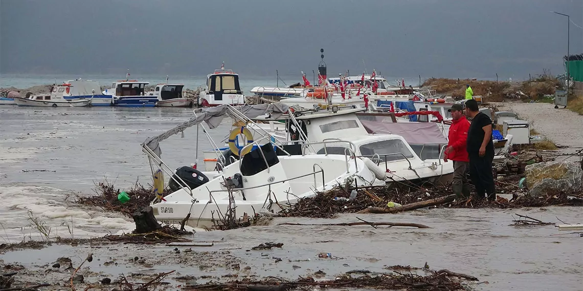 Çanakkale'de sağanak yağış; yollar suyla doldu