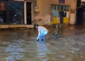 Çanakkale'de sağanak; cadde ve sokaklar suyla doldu