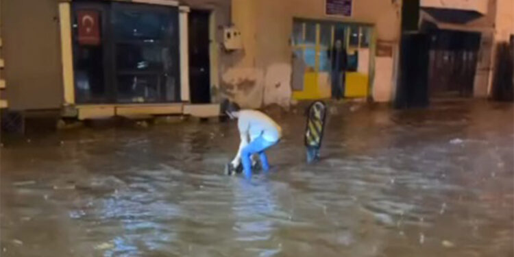 Çanakkale'de sağanak; cadde ve sokaklar suyla doldu
