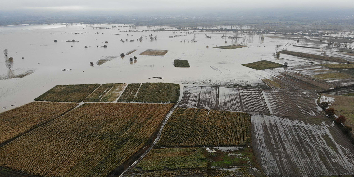 Meteoroloji Genel Müdürlüğü'nün fırtına uyarısının ardından Çanakkale'de sağanak tarım arazilerini vurdu, evleri su bastı.