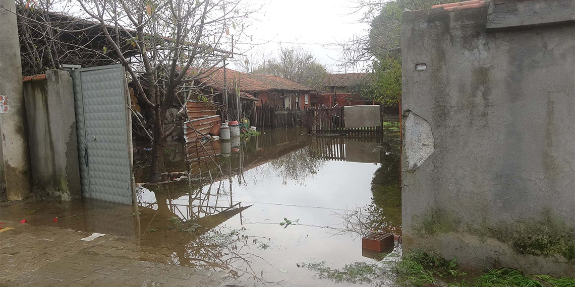 Çanakkale'de sağanak tarım arazilerini vurdu