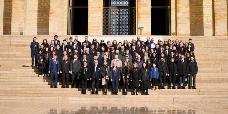 CANiK 25'inci kuruluş yıl dönümünde Anıtkabir'i ziyaret etti