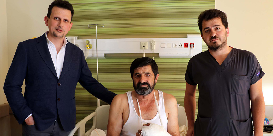 Tokat'ın Pazar ilçesi Ovacık Gölü Mahallesi'nde yaşayan Hacı Mehmet Öz'ün çatı onarırken kopan eli, mikrocerrahi yöntemiyle dikildi.
