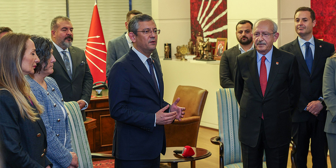 CHP'de devir-teslim töreninde Kemal Kılıçdaroğlu, görevi CHP'nin 8'inci Genel Başkanı Özgür Özel'e devretti.