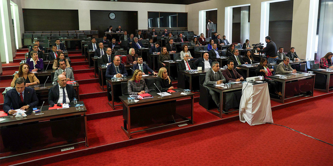 CHP Sözcüsü Deniz Yücel Merkez Yönetim Kurulu ve Parti Meclisi toplantılarının ardından CHP'de Tanju Özcan ile birlikte 13 kişinin affedildiğini açıkladı.