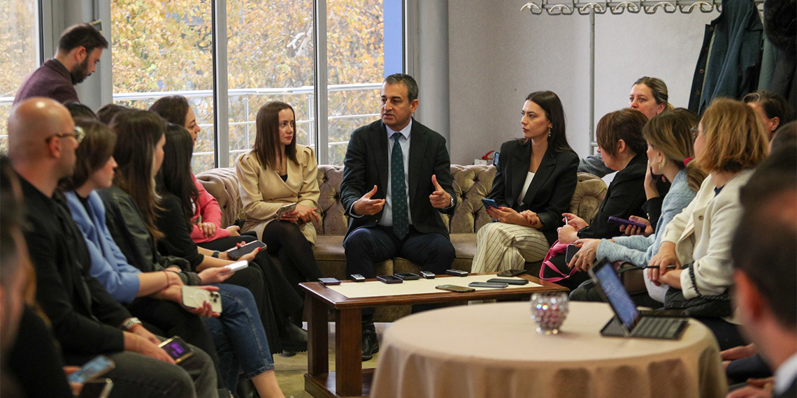 CHP Genel Başkan Yardımcısı Burhanettin Bulut, Genel Başkan Özgür Özel'in, yarın İYİ Parti Genel Başkanı Meral Akşener'i ziyaret edeceğini belirterek, "Bu görüşmeyi ittifak görüşmesi olarak görmek doğru olmaz. Bu görüşme nereye evrilir; o biraz daha genel başkanların toplantı sonrası yapacağı açıklamaya bağlı" dedi.