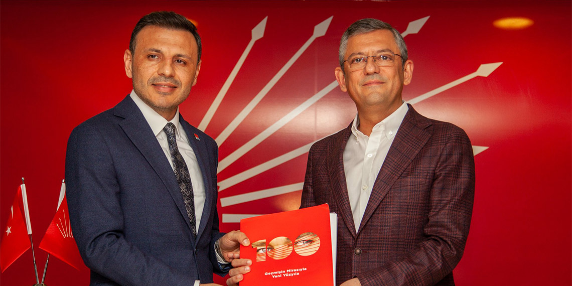 CHP İstanbul İl Başkanı Özgür Çelik, "İstanbul'da 196 seçilmiş kurultay delegesinin 185'i genel başkan adayı olarak Sayın Özgür Özel'e imza vermiştir" dedi.