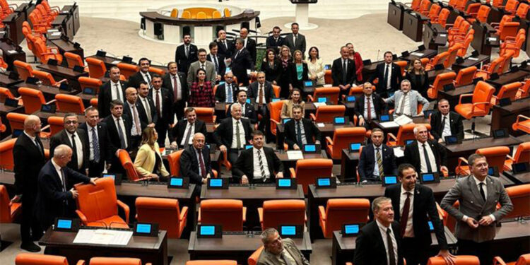 Meclis'te yargı eylemi devam etti