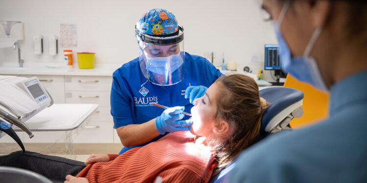 Çocuklarının diş hekimi muayenesi ertelememeli