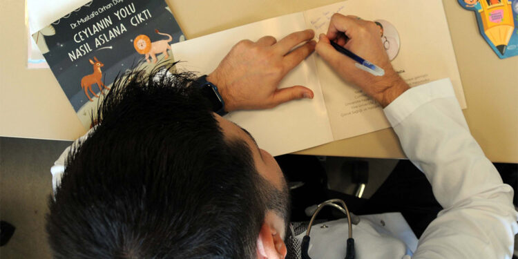 Yazdığı masal kitabıyla ailelere tablet ve telefon uyarısında bulundu