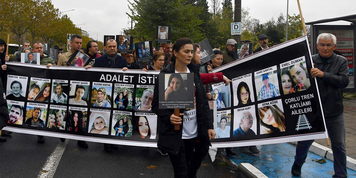 Tekirdağ Çorlu'da 25 kişinin öldüğü tren kazası davasında 3 sanığa tutuklama talebi. Mahkeme heyeti tutuklama taleplerinin hükümle birlikte değerlendirilmesine karar vererek duruşmayı erteledi.