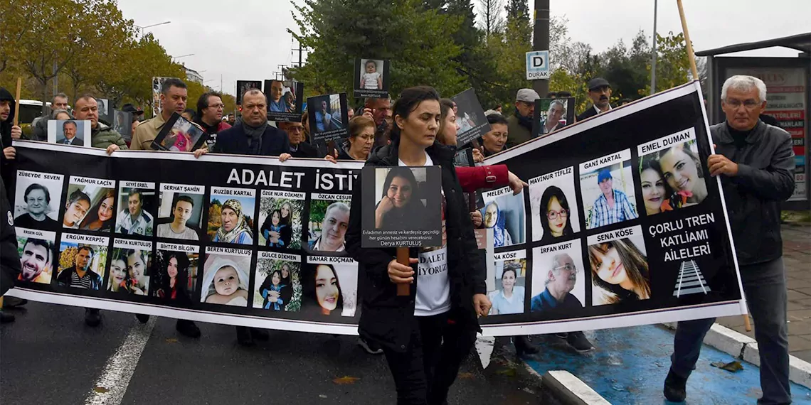 Tekirdağ çorlu'da 25 kişinin öldüğü tren kazası davasında 3 sanığa tutuklama talebi. Mahkeme heyeti tutuklama taleplerinin hükümle birlikte değerlendirilmesine karar vererek duruşmayı erteledi.