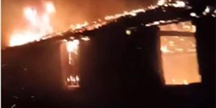 Çorum'da samanlıkta çıkan yangın ahırı da yaktı