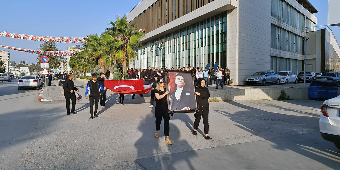 Saat 09.05'te siren sesiyle hayat durdu