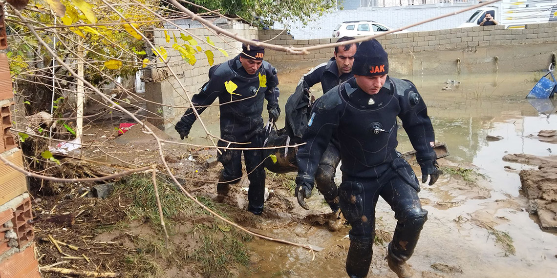 Batman'daki selde annesi Lalihan ve 3 çocuğunu kaybeden Hakkı Güner (30), “Kara bir geceydi. 3 çocuğum vefat etti. Annem, çocuğumu kurtarmak için kendini feda etti” dedi.