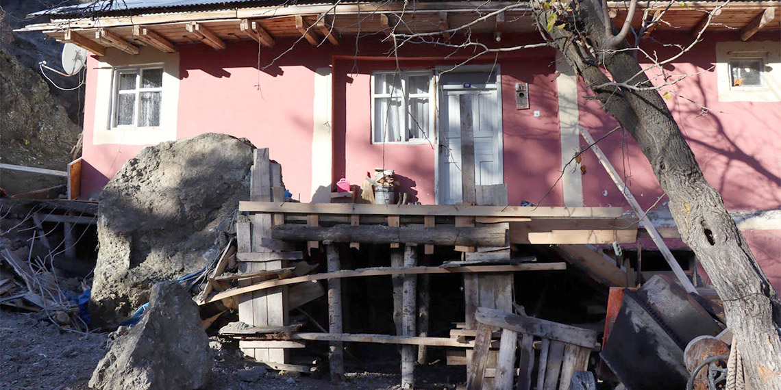 Dağdan kopan kaya parçası evin önüne düştü