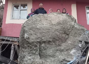 Dağdan kopan kaya parçası evin önüne düştü