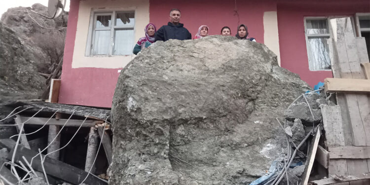 Dağdan kopan kaya parçası evin önüne düştü