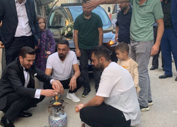 Damada yumurta pişirtip gelin arabasını çektirdiler
