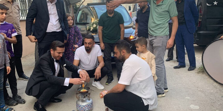 Damada yumurta pişirtip gelin arabasını çektirdiler