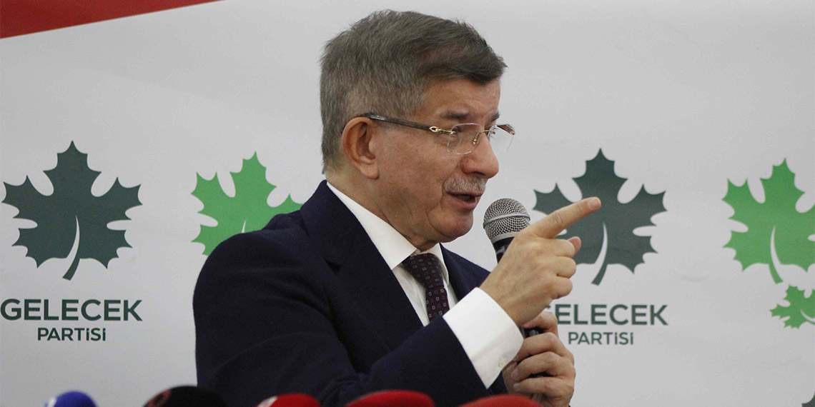 Gelecek Partisi Genel Başkanı Ahmet Davutoğlu, rezerv alan yasasına tepki göstererek, “Hazine arazilerini talan ettikleri yetmedi. Şimdi vatandaşa diyorlar ki senin bu bölgeni ben rezerv alan ilan ediyorum. İstimlak ediyorum. Evden çıkacaksın. Ben sana başka bir yerden vereceğim. Çünkü orası kupon arazi oralarda rant var.” dedi.