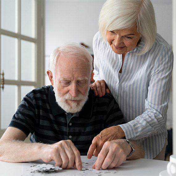 Demans Hastalığı Nedir? Demans, genel olarak bilişsel fonksiyonların (bellek, düşünce, dil, problem çözme yetenekleri gibi) bozulmasıyla karakterize edilen bir grup hastalığın genel adıdır.