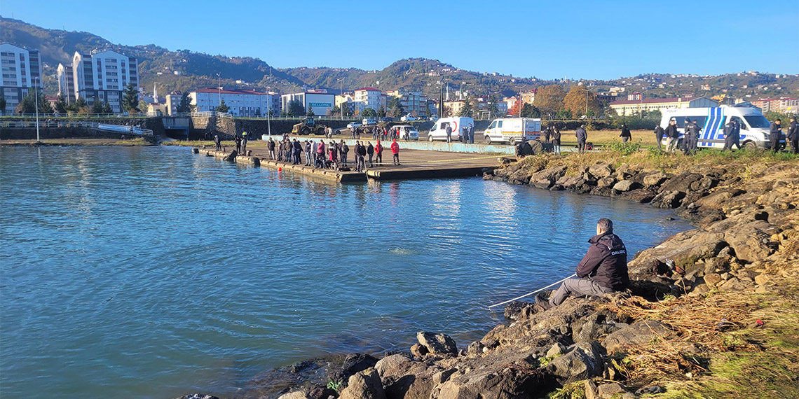 Trabzon'un Beşikdüzü ilçesinde limanda cep telefonuyla görüntü çekerken denizde kaybolan 2 liselinin, sahildeki son görüntüleri ortaya çıktı.