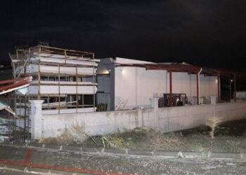 Denizli'de kuvvetli rüzgar; çatılar uçtu, ağaçlar devrildi