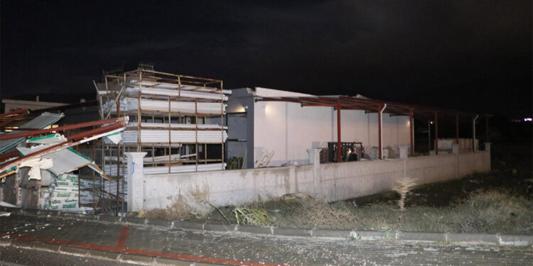 Denizli'de kuvvetli rüzgar; çatılar uçtu, ağaçlar devrildi