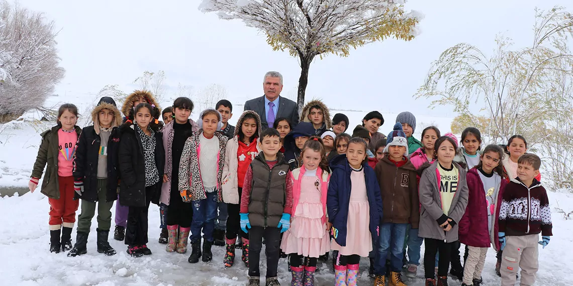 Kahramanmaraş merkezli depreme, hatay'ın defne ilçesinde yaşadığı apartmanda yakalanan ve eşi ile son anda kurtulan 38 yıllık öğretmen naci ürker (60), 20'ye yakın akraba ve öğrencisini kaybetti.