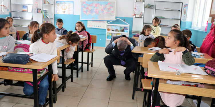 Depremde 20'ye yakın akraba ve öğrencisini kaybetti, eğitimle hayata tutundu