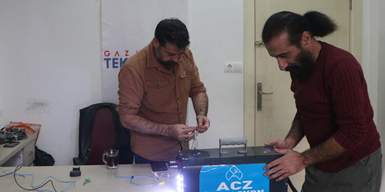 Depremden etkilenip ürettiği manuel şarj jeneratörünü Gazze'ye gönderdi