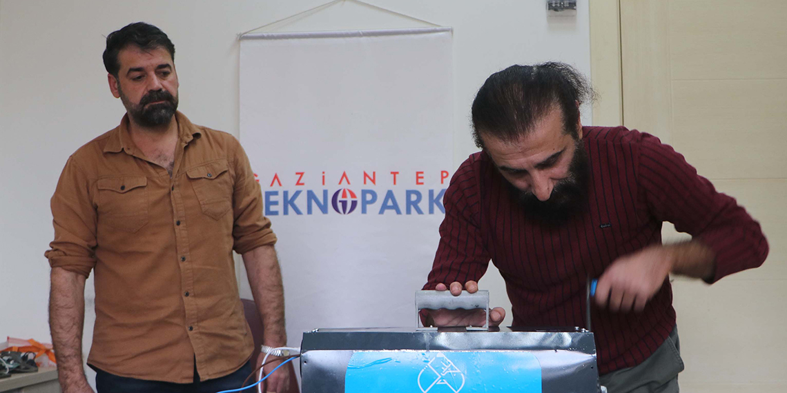 Gaziantep Üniversitesi Teknopark'ta 5 yıldır inovasyon çalışmaları yürüten İsmail Ertuğrul Uyasır başkanlığındaki ekip, depremden etkilenip ürettiği manuel şarj olan jeneratörleri Gazze'ye gönderdi.