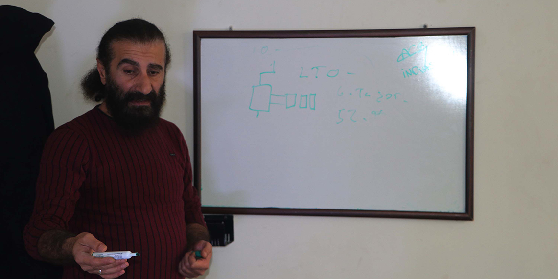 Depremden etkilenip ürettiği manuel şarj jeneratörünü Gazze'ye gönderdi