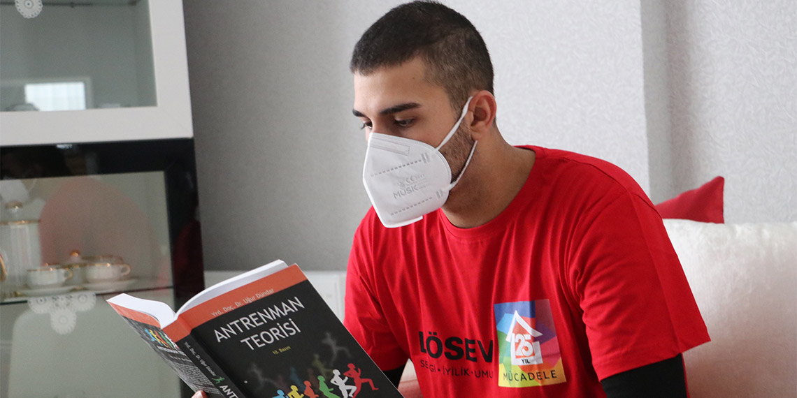 Depremzede öğretmen adayı Mahmut Erol'un (22) hayali lösemiyi yenip, atanmak.