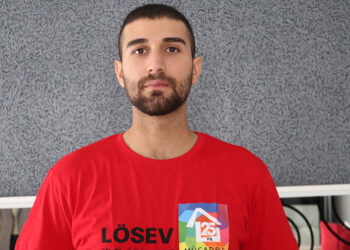 Depremzede öğretmenin hayali lösemiyi yenip atanmak