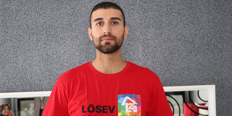 Depremzede öğretmenin hayali lösemiyi yenip atanmak