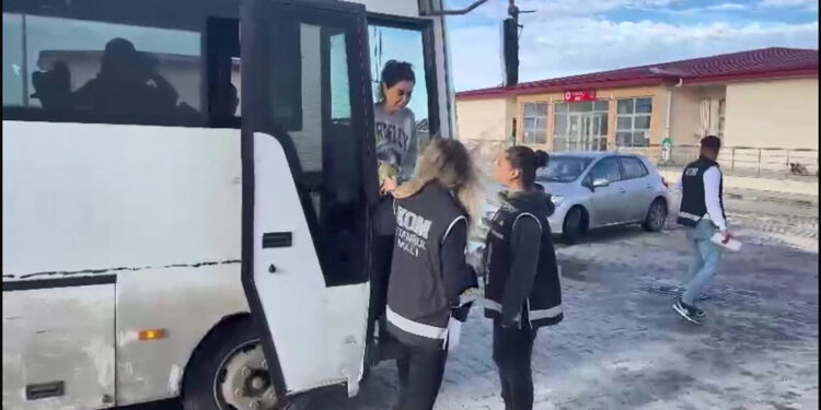 Dilan Polat ağlayarak cezaevine girdi