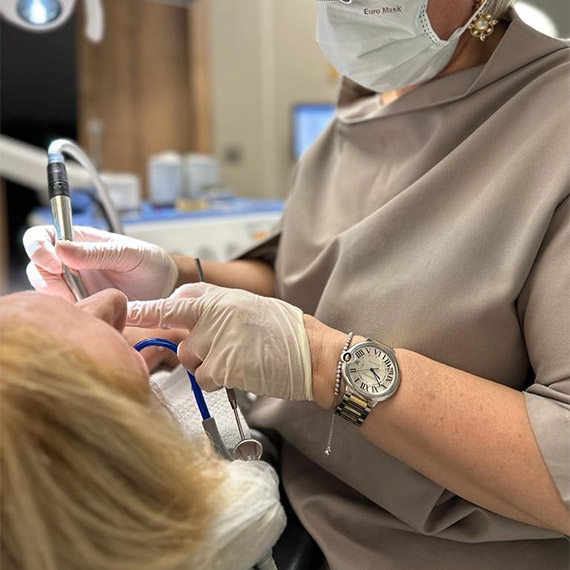 Dünya genelinde pek çok insan, diş gıcırdatmaktan şikayet ediyor. Bu problemi çeşitli tedavi yöntemleriyle çözmenin mümkün olduğunu söyleyen Diş Hekimi Güzin Kırsaçoğlu ise diş gıcırdatmanın stres ile açıklarken yüzü daha hızlı yaşlandırdığını belirtti.