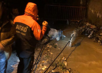 Diyarbakır'da etkili olan fırtınada 1 kişi hayatını kaybetti